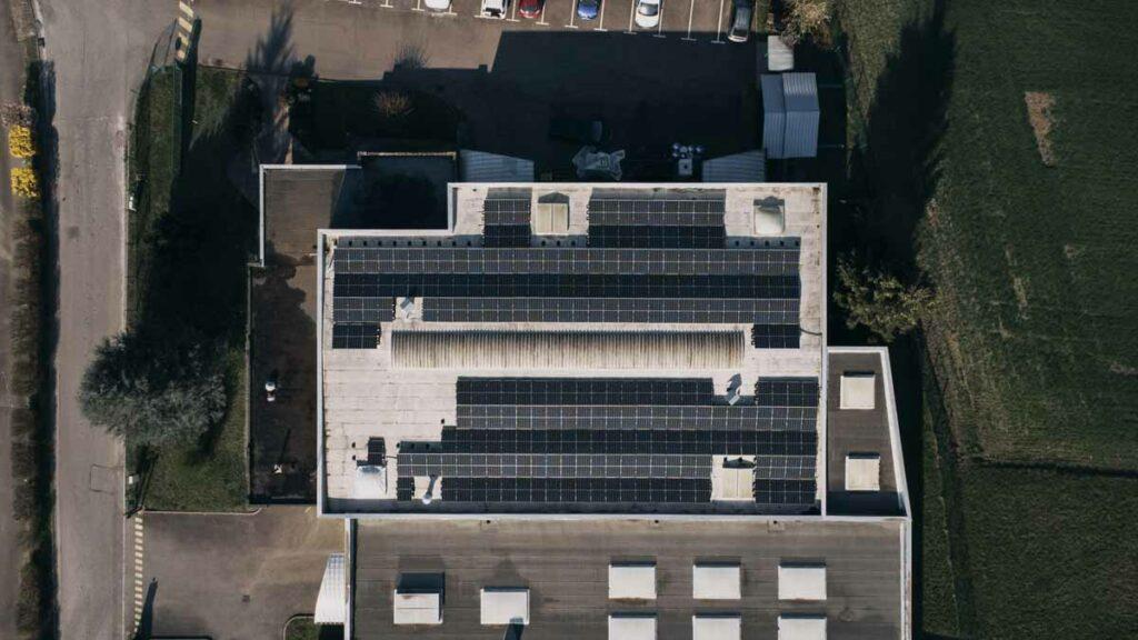 Toiture du bâtiment avec panneaux solaires